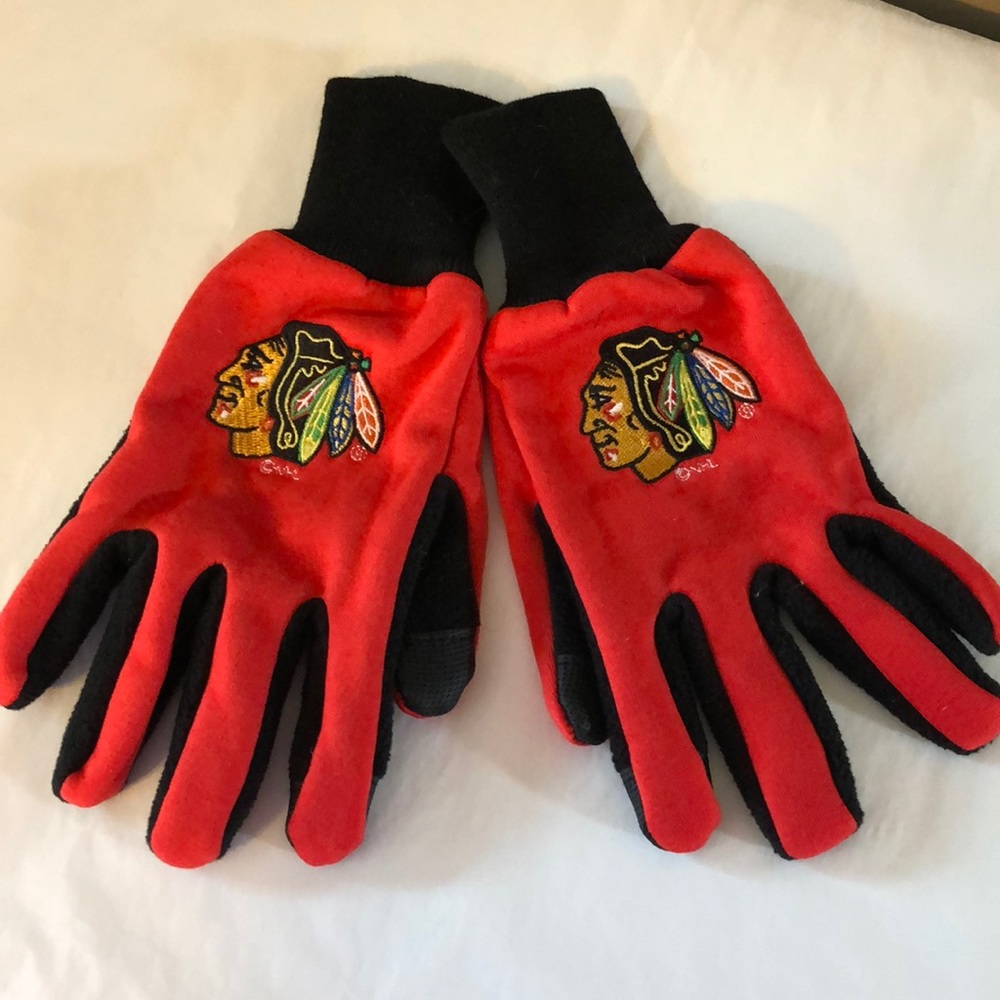 NWOT! Blackhawks cloth gloves. Men’s large.